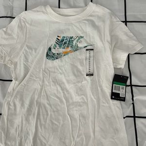 4/25 Girls NWT Nike Tee!